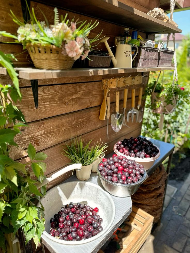 Акуратна робота з кущами в саду