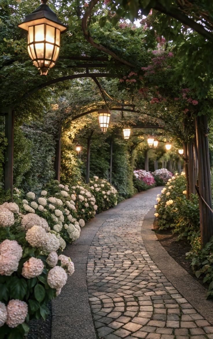 Доглянутий сад із зеленими насадженнями